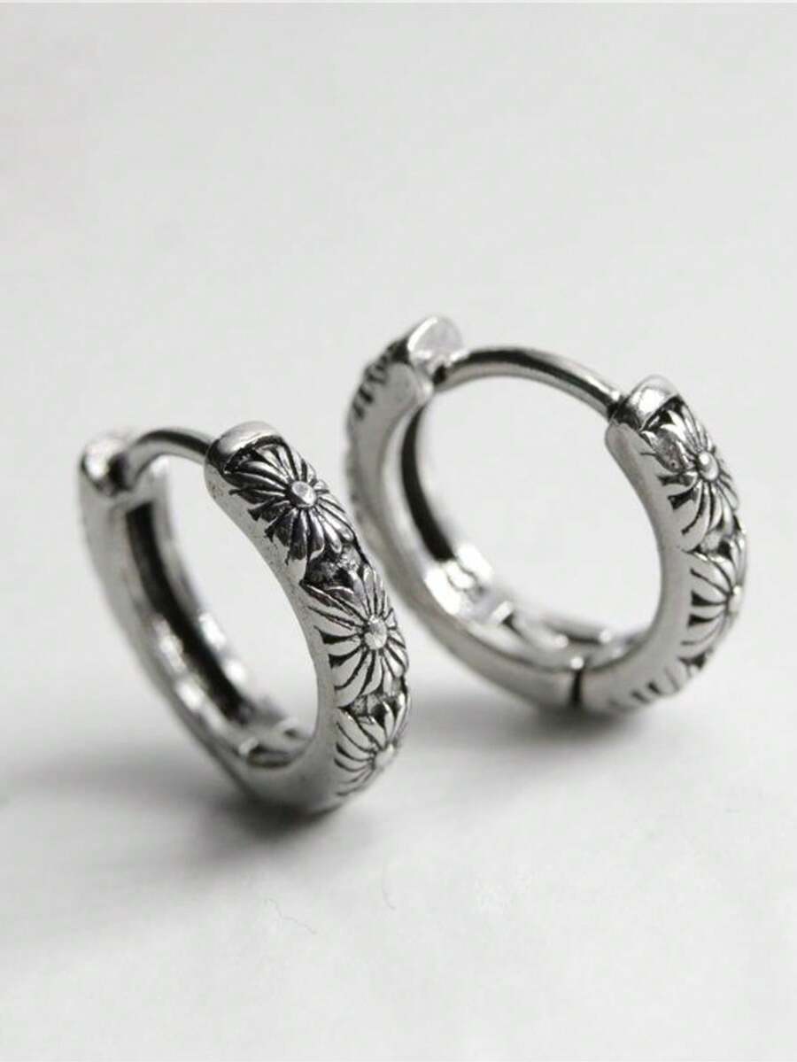 Un par de pendientes de hombre de un solo diseño, con un estilo retro y único de crisantemo en color negro, son accesorios de moda