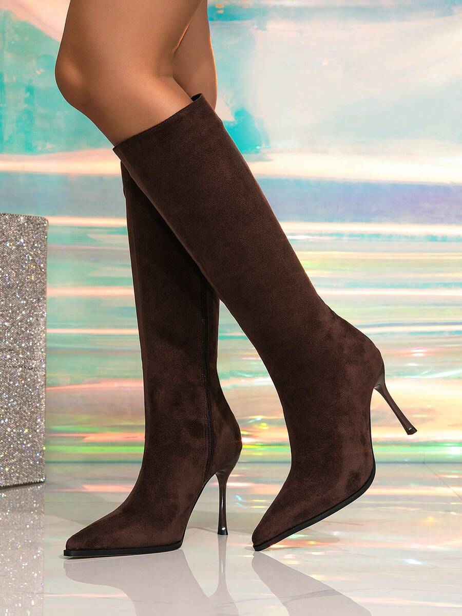 Nuovi stivali alti al ginocchio con tacco alto color marrone caffè, punta affusolata, alla moda ed eleganti, design minimalista, tacco alto con fodera termica