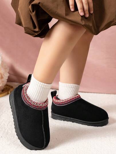A Pair Of Fashionable Autumn And Winter New Style Warm Children's Snow Boots With Plush Lining, And Ankle Boots Suitable For Children To Wear Outdoors For Play And Vacation