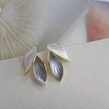 The 2025 New Moon Whistle Leaf Earrings Are Inspired By The Forms Of Natural Leaves And Feature A Unique "Moon Whistle" Element, Cleverly Blending Niche Aesthetics With Everyday Wear. The Earrings Feature A Carefully Selected, High-Quality Metal Base With A Soft Luster, Creating A Discreet, High-End Feel That Transcends The Need For Embellishment.