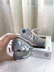 زوج من أحذية الأطفال الرياضية ذات الرقبة المنخفضة والشبكة التنفسية، إغلاق بالخطاف والحلقة، أحذية كاجوال مضادة للانزلاق، موضة للأطفال، مناسبة للربيع/الخريف