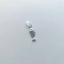 Nuevo enchufe antipolvo de primavera con diseño abstracto de espina de pescado metálico Y2K para puertos de carga de Apple Lightning, Type-C y teléfonos Android - Tapón antipolvo de espina de pescado plateado - Ver 15