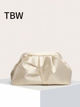 This Lady Is Holding A Silk Satin Material Clutch Bag, With A Pleated Cloud Pattern On The Body, Fashionable And Minimalist, Suitable For Shopping And Going Out.