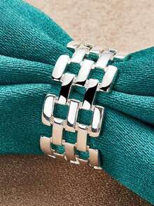 A Vintage Smooth Square Checkered Hollowed-Out Ring, A Delicate And Fashionable Accessory For Women