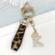 Breloc din aliaj de zinc, 1 bucată, cu design din piele PU imprimată, împreună cu un pandantiv strălucitor cu literă în formă de coroană, strat antirugină, potrivit pentru agățarea cheilor mașinii, cheilor etc. Se potrivește cu orice și este un accesoriu indispensabil pentru a purta!