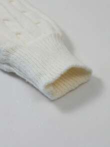 1件少女休闲宽松舒适时尚户外麻花针织加厚长袖毛衣，适合春、秋、冬季穿着。