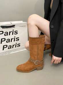 2025 秋冬新款复古棕色皮革扣女士中筒靴，方头粗跟西部牛仔靴，个性化百搭绒面革褶皱休闲靴 - 棕色 - 查看 5