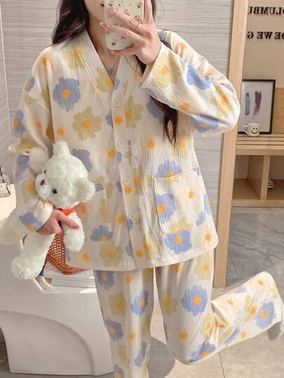 两件套女士睡衣套装，包括一件V领长袖开衫，饰有花卉植物印花；一条印有可爱卡通图案的裤子；舒适时尚，适合居家休闲穿着，春、秋、冬三季皆宜。