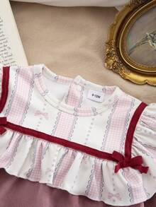 Vestido infantil feminino moderno e charmoso com estampa patchwork em cores contrastantes, mangas compridas, laço estampado e barra com babados. Macio e confortável, perfeito para férias, atividades ao ar livre, encontros, festas e uso diário na primavera e no outono. - Rosa - Ver 3