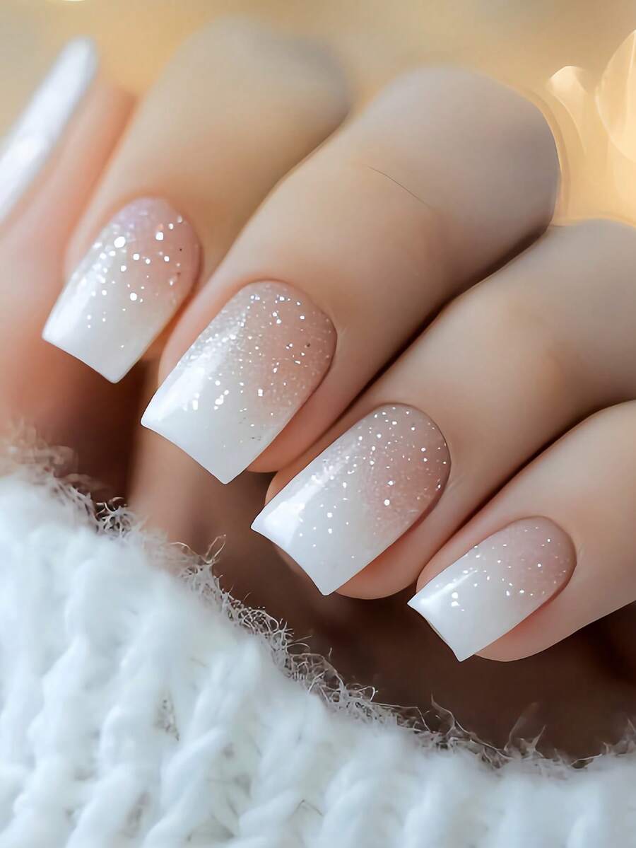 Verbessern Sie Ihr Aussehen sofort mit 24 Stücke mittelgroßen quadratischen Nageltips. Elegante weiß-rosa Farbverlauf Glitzer Nagelspitzen, modischer pfirsich-rosa Farbverlauf silber Glitzer Nägel, Komplettabdeckung Fake Nägel für Frauen und Mädchen. Beinhaltet Nagelstudio mit 1 Stück Gelee Gel und 1 Feile. Zufälliger Versand.