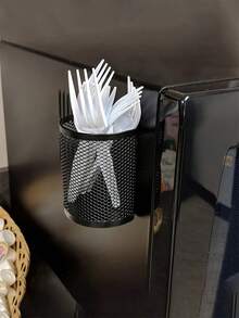 1/2 piezas Organizador de cesta magnética de metal para refrigerador, Soporte magnético de malla para bolígrafos, Organizador de lápices y marcadores de malla para escritorio, Soporte de bolígrafo de malla de hierro metálico, Soporte de bolígrafo semicircular y almacenamiento para el hogar y la oficina para la cocina, el refrigerador, el escritorio - Diseño negro duradero y ahorrador de espacio con bolígrafos de varios colores, suministros de manualidades, amigable para la familia