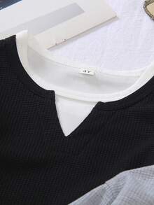 2 件装年轻男孩 V 领 T 恤，黑色和灰色，白色拼布华夫格纹理，打造 2 合 1 效果