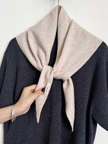 1条纯羊毛三角围巾，用途广泛，保暖性极佳，适合冬季佩戴，可作头饰或时尚多功能礼品。