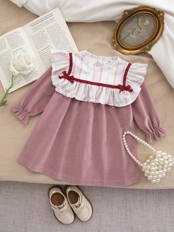 Modisches und süßes Baby Mädchen Patchwork Kontrast Farbe Lässig Langarm Kleid mit Schleife Muster Muster Patchwork Rüschen Saum, weich und bequem Urlaubsstil für Baby Mädchen, geeignet für Outdoor-Aktivitäten, Treffen, Partys und täglichen Gebrauch im Frühling und Herbst