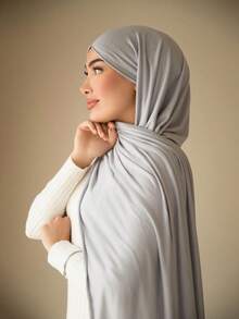 1条女士简约经典纯色优雅休闲围巾，优质针织粘胶面料，长款头巾式头巾，适合日常生活、外出和聚会等场合。 - 淺灰色 - 查看 2