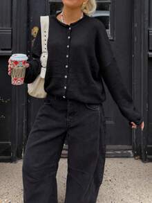 Vivid Style 女士卷边下摆圆领贝壳扭结纽扣长袖针织开衫，短款宽松舒适纯色毛衣，复古风格，适合圣诞节、新年等场合穿着。 - 黑色 - 查看 4