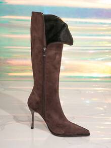 Nuovi stivali alti al ginocchio con tacco alto color marrone caffè, punta affusolata, alla moda ed eleganti, design minimalista, tacco alto con fodera termica