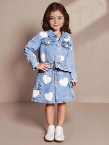 SHEIN 年轻女孩 Y2K 都市街头可爱心形印花牛仔夹克和全松紧腰工装裙，配有扁平口袋，两件套服装，学校，校园，大学 - 淺色水洗藍 - 查看 4