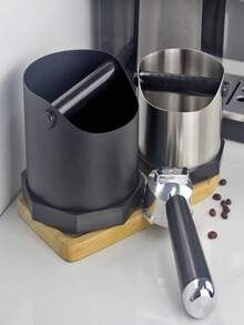 Caixa coletora de borra de café expresso em aço inoxidável, antiderrapante, com anel de borracha e formato inclinado.