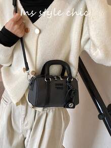 这是一款时尚新款女士手提包，配有可拆卸肩带。这款优雅的女士手提包既有手提带，也有肩带/斜挎带，质感高端，非常适合通勤、聚会、购物和各种场合。 - 黑色 - 查看 4