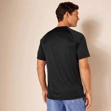 Essentials - Camiseta de natación de manga corta y secado rápido UPF 50 para hombre - Verde militar - Ver 9