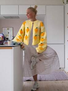 Plus-Size Women's Fall And Winter Butter Yellow Fashionable Long-Sleeve Knitted Cardigan, With Mango Jacquard Color-Blocking Design, Ideal For Sweet And Casual Daily Wear And School Outfits.