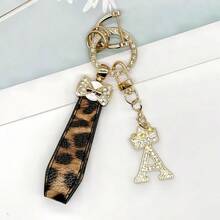 Breloc din aliaj de zinc, 1 bucată, cu design din piele PU imprimată, împreună cu un pandantiv strălucitor cu literă în formă de coroană, strat antirugină, potrivit pentru agățarea cheilor mașinii, cheilor etc. Se potrivește cu orice și este un accesoriu indispensabil pentru a purta!