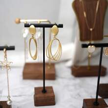 1 件珠宝展示架、铜木项链、耳环、珠宝展示、珠宝展示道具、珠宝摄影、展览展示 - 彩色 - 查看 2