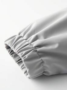 男士连帽抽绳软壳防风夹克，运动休闲两相宜，正面大口袋，侧边拉链口袋，适合日常穿着，百搭流行款。 - 黑與白 - 查看 9