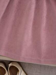 Vestido infantil feminino moderno e charmoso com estampa patchwork em cores contrastantes, mangas compridas, laço estampado e barra com babados. Macio e confortável, perfeito para férias, atividades ao ar livre, encontros, festas e uso diário na primavera e no outono. - Rosa - Ver 8
