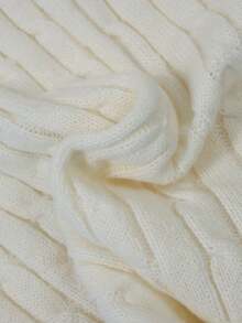 1件少女休闲宽松舒适时尚户外麻花针织加厚长袖毛衣，适合春、秋、冬季穿着。