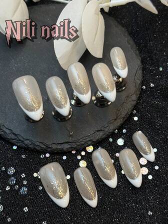 10 قطعة ملصقات أظافر يدوية قابلة للارتداء للنساء، مغطاة بالكامل وقابلة لإعادة الاستخدام، أظافر لوز عارية وفرنسية بيضاء بأطراف لامعة، ديكورات ثرية فاخرة، طراز Y2K Baddie، مناسبة للعطلات والاستخدام اليومي للموظفات، مزودة بوسادة جيلي ومنشار أظافر، مناسبة للنساء والفتيات