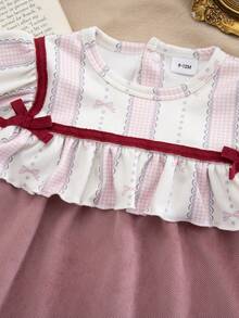 Vestido infantil feminino moderno e charmoso com estampa patchwork em cores contrastantes, mangas compridas, laço estampado e barra com babados. Macio e confortável, perfeito para férias, atividades ao ar livre, encontros, festas e uso diário na primavera e no outono. - Rosa - Ver 5
