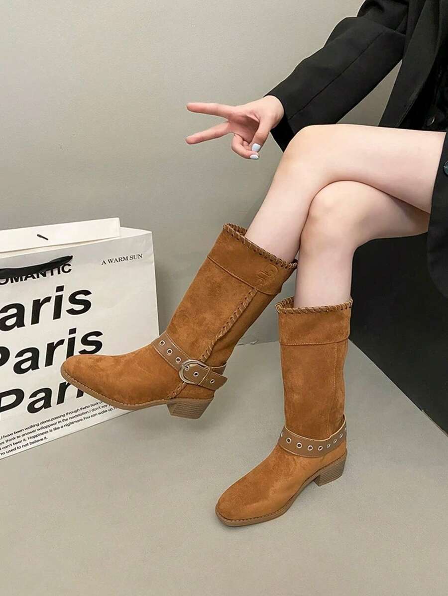 2025 秋冬新款复古棕色皮革扣女士中筒靴，方头粗跟西部牛仔靴，个性化百搭绒面革褶皱休闲靴 - 棕色 - 查看 1