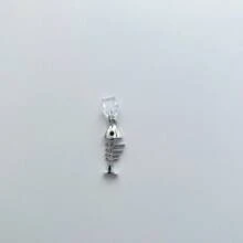 Nuevo enchufe antipolvo de primavera con diseño abstracto de espina de pescado metálico Y2K para puertos de carga de Apple Lightning, Type-C y teléfonos Android - Tapón antipolvo de espina de pescado plateado - Ver 17