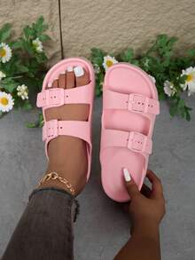 Chinelo feminino com sola grossa e tira ajustável, modelo 2025. Versátil e moderno, ideal para o dia a dia, viagens, deslocamentos diários e uso casual. Feito em EVA de alta elasticidade, inodoro, antiderrapante, macio, confortável e com amortecimento.