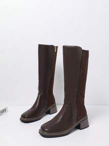 Botas Altas Femininas Novas de Outono/Inverno em Camurça + Couro Recortado, Sola de Borracha para Antiderrapagem e Durabilidade, Salto Grosso para Estabilidade e Visual Elegante, Zíper Lateral para Fácil Calce e Descalce, Cano Longo Que Valoriza a Linha da Perna, Forro Térmico para Aquecimento e Conforto, Design Minimalista Clássico para Uso Versátil, Botas Altas Essenciais e da Moda para o Guarda-Roupa de Outono/Inverno.