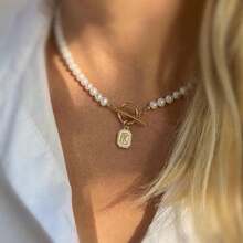 حروف مربعة مرصعة بالذهب