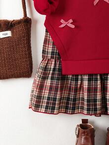 少女情人节秋季穿搭，蝴蝶结装饰圆领长袖上衣搭配格子百褶裙