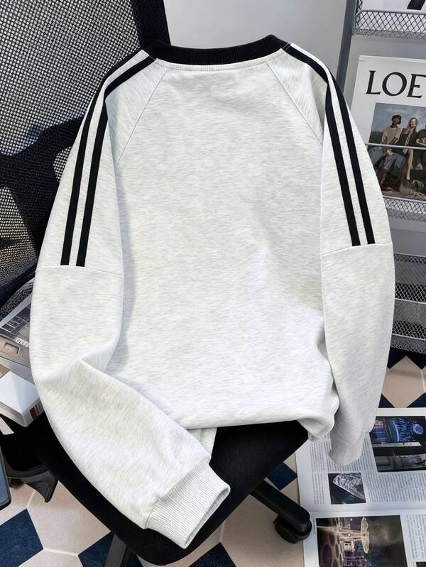 Teen Girls' Round-Neck Long-Sleeved Sports Shirt.This Is A Casual Girl's Top Suitable For Wearing In Autumn And Winter, And It Is Also One Of The Clothing Choices For The School Season.