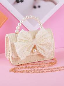 1个米色编织包，饰有珍珠和蝴蝶结，配有金属链条肩带和拉链，适合度假和日常使用。