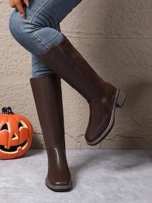 Botas Altas Femininas Novas de Outono/Inverno em Camurça + Couro Recortado, Sola de Borracha para Antiderrapagem e Durabilidade, Salto Grosso para Estabilidade e Visual Elegante, Zíper Lateral para Fácil Calce e Descalce, Cano Longo Que Valoriza a Linha da Perna, Forro Térmico para Aquecimento e Conforto, Design Minimalista Clássico para Uso Versátil, Botas Altas Essenciais e da Moda para o Guarda-Roupa de Outono/Inverno.