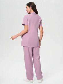 بدلة موحدة قصيرة الأكمام ذات ياقة مندرين وجيوب متعددة باللون الوردي، مناسبة لعاملات النظافة والمجالات التجميلية ومراكز الأمومة - وردي - مشاهدة 2