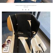 Nuevo 2025 Bufanda de mujer con estampado en blanco y negro, chal de invierno grande y cálido, envoltura suave como cachemira, accesorio monocromo para uso diario, ideal para la oficina y atuendos casuales, bufanda con estampado de letra inspirado en la marca, regalo perfecto para ella, elegante bufanda para otoño e invierno, bufanda de alta calidad con flecos para un estilo versátil