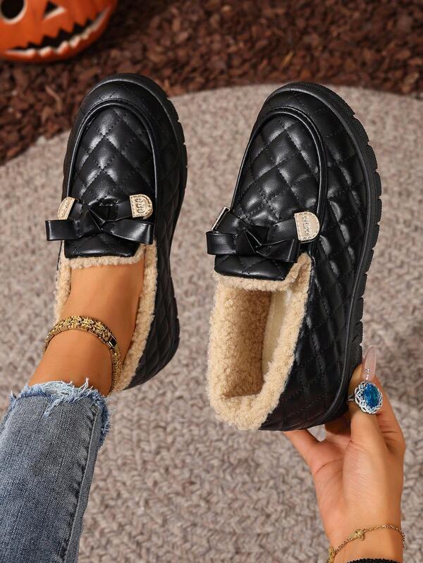 Botas de nieve impermeables y cálidas antideslizantes para mujer, de estilo slip-on versátil en color negro con decoración de lazo, PVC de corte bajo para uso en exteriores