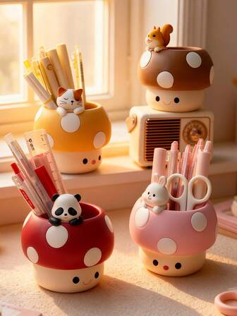 1个可爱蘑菇造型笔筒，带卡通动物装饰，卡哇伊桌面收纳盒，可收纳钢笔、铅笔、剪刀和其他文具，美观的桌面装饰和实用的收纳整理盒，适用于办公室和学校，创意礼物之选，适合孩子、学生和可爱文具爱好者。
