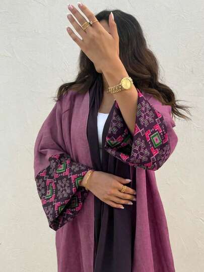 这款优雅经典的波西米亚风长裙，饰有多色印花几何图案袖子，尽显精致优雅的气质。它适合所有季节和各种文化活动，无论是休闲场合还是正式场合都能轻松驾驭。是各种派对、节日和旅行的理想之选。