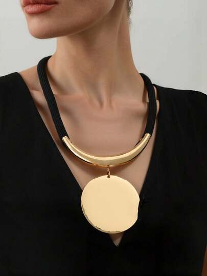 1 pieza Collar con colgante de metal exagerado y de moda, colgante de metal redondo geométrico brillante con forma de luna, collar con colgante de cordón negro de metal, collar de estilo metálico, versátil para mujer en uso diario, festival, vestido de fiesta, joyería