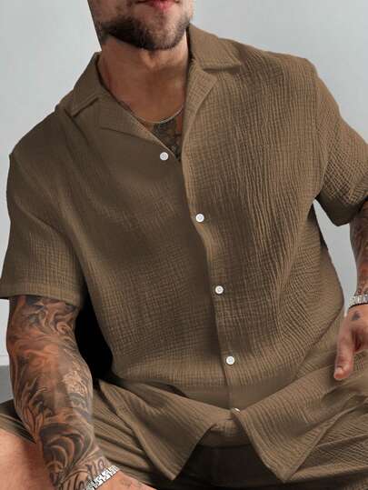 男士休闲度假衬衫，适合夏季外出和日常穿着，采用经典纯色宽松短袖设计，纽扣闭合。