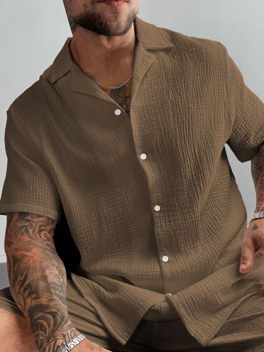 男士休闲度假衬衫，适合夏季外出和日常穿着，采用经典纯色宽松短袖设计，纽扣闭合。 - 棕色 - 查看 1